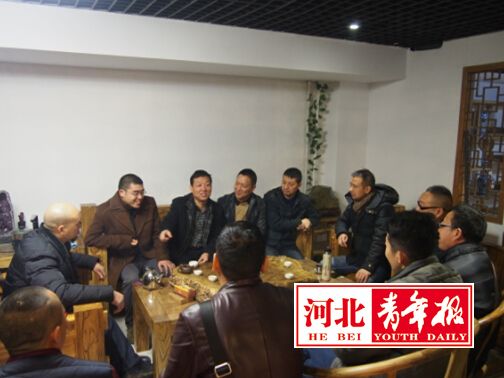 9月20日，由本報《經(jīng)濟(jì)圈》周刊聯(lián)合河北省收藏家協(xié)會根雕專業(yè)委員會及河北物華拍賣行有限公司共同舉辦的“首屆中國根雕收藏品拍賣會”活動將于河北省石家莊市南二環(huán)的古韻文化廣場C座負(fù)一層年年榆古典家具會館盛大開幕。從今日起，來自全國多個省市的根雕精品陸續(xù)展出。